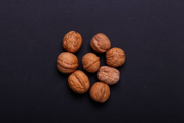 Ceviz siyah bir arka plan - sağlıklı snack. Üstten görünüm. Kopya alanı