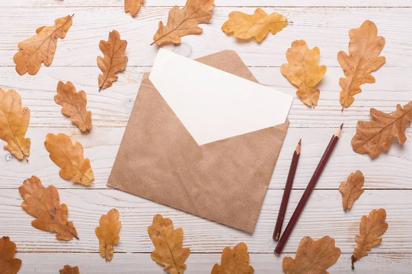 Herfst Bladeren Enveloppe Een Witte Houten Achtergrond Vlakke Lay Bovenaanzicht — Stockfoto