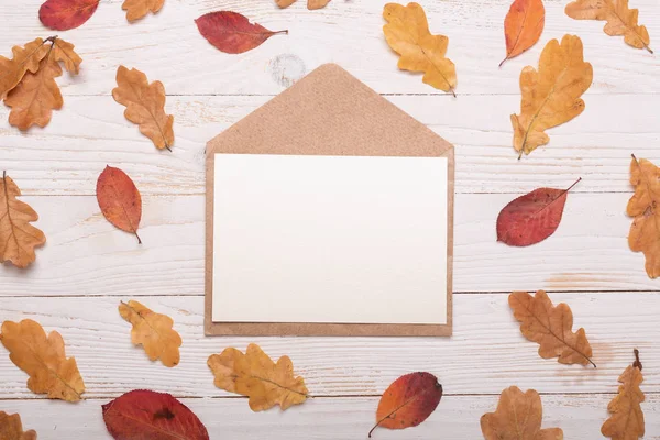 Herfst Bladeren Enveloppe Een Witte Houten Achtergrond Vlakke Lay Bovenaanzicht — Stockfoto