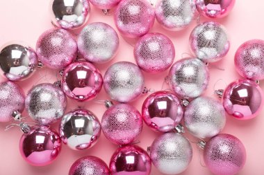Pembe ve Noel topları Kağıt arka plan üzerinde gümüş. Üstten görünüm, düz yatıyordu, kopya alanı