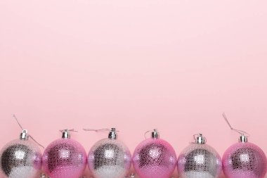 Pembe ve Noel topları Kağıt arka plan üzerinde gümüş. Üstten görünüm, düz yatıyordu, kopya alanı