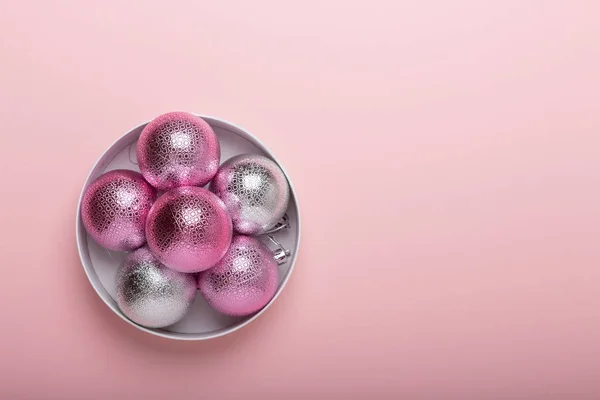 Roze Zilveren Kerstballen Een Achtergrond Papier Bovenaanzicht Plat Lag Kopie — Stockfoto