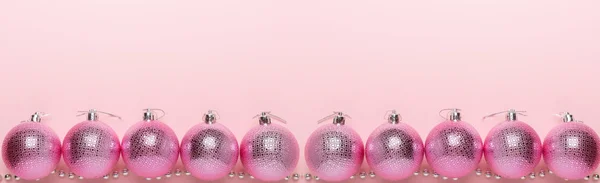Panorama Bolas Navidad Rosa Sobre Fondo Papel Vista Superior Plano —  Fotos de Stock