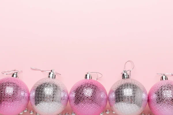Ροζ Και Ασημί Χριστουγεννιάτικες Μπάλες Ένα Φόντο Του Χαρτιού Βάλτε — Φωτογραφία Αρχείου