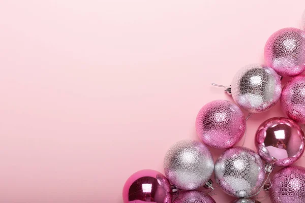 Roze Zilveren Kerstballen Een Achtergrond Papier Bovenaanzicht Plat Lag Kopie — Stockfoto