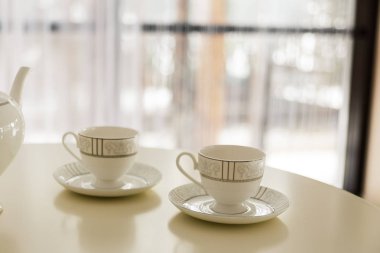 İki bardak çay tablo için. Bokeh ve arka plan bulanık. Seçici odak. Kopya alanı.
