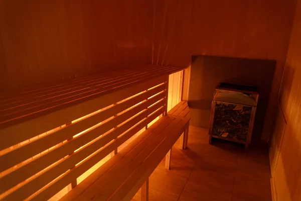 Wnętrze Niewielką Saunę Domu Ciepłe Światło Drewniane Ławki — Zdjęcie stockowe
