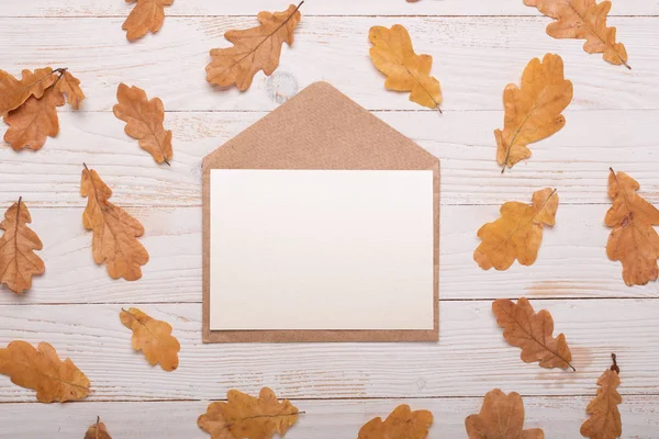 Herfst Bladeren Enveloppe Een Witte Houten Achtergrond Vlakke Lay Bovenaanzicht — Stockfoto