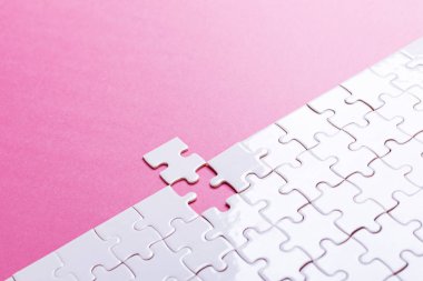 Pembe arka planda beyaz bulmaca. Kayıp parça. Üst görünüm