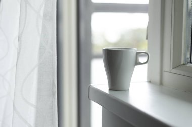 Bir fincan kahve pencere üzerinde. Büyük pencere. İskandinav tarzı. Kopya alanı