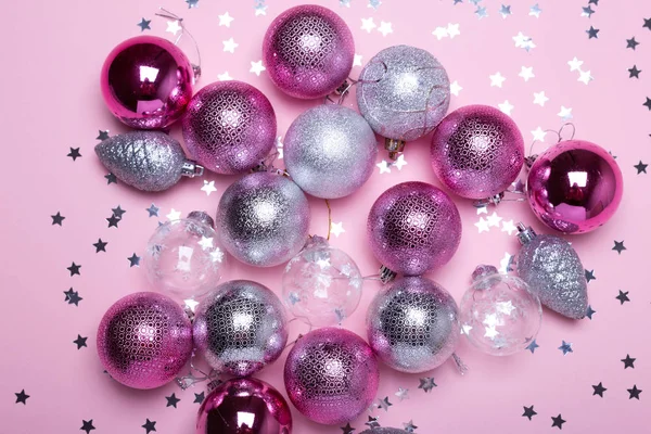 Roze Zilveren Kerstversiering Een Achtergrond Papier Bovenaanzicht Plat Lag Kopie — Stockfoto