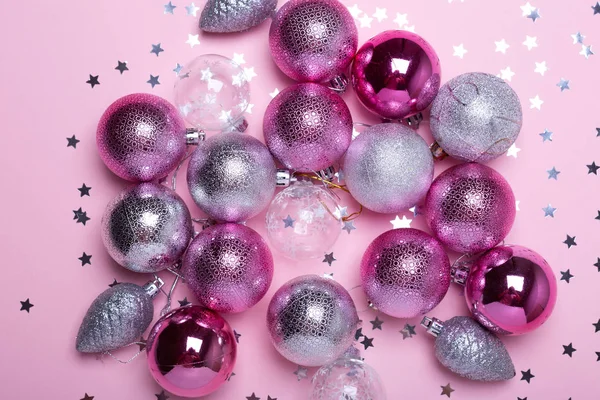 Roze Zilveren Kerstversiering Een Achtergrond Papier Bovenaanzicht Plat Lag Kopie — Stockfoto