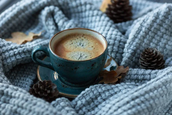 Blå Kopp Med Kaffe Stickad Tröja Höstlöv Trä Bakgrund Mysig — Stockfoto