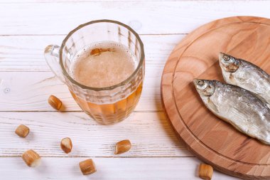Lager bira bardağı ve beyaz ahşap masa snacks. Peynir ve Kuru balık