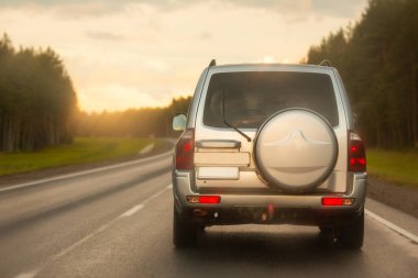 Gün batımında trafikte araba