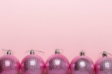 Kağıt arka plan üzerinde pembe Noel topları. Üstten görünüm, düz yatıyordu, kopya alanı