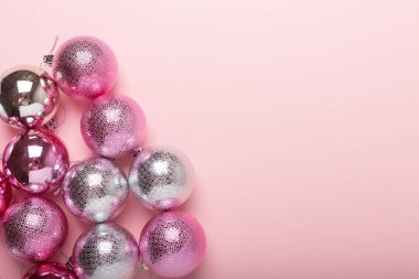 Pembe ve Noel topları Kağıt arka plan üzerinde gümüş. Üstten görünüm, düz yatıyordu, kopya alanı