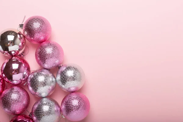 Pembe ve Noel topları Kağıt arka plan üzerinde gümüş. Üstten görünüm, düz yatıyordu, kopya alanı