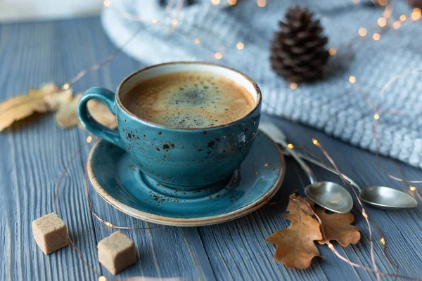 Голубая Чашка Кофе Вязаный Свитер Осенние Листья Деревянном Фоне Теплые — стоковое фото