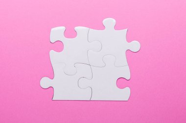 Pembe arka planda beyaz bulmaca. Kayıp parça. Üst görünüm