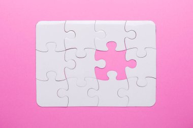 Pembe arka planda beyaz bulmaca. Kayıp parça. Üst görünüm