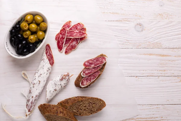 Salami Und Brot Auf Weißem Holzgrund Ansicht Von Oben Kopierraum — Stockfoto