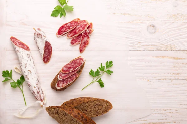 Salami Und Brot Auf Weißem Holzgrund Ansicht Von Oben Kopierraum — Stockfoto