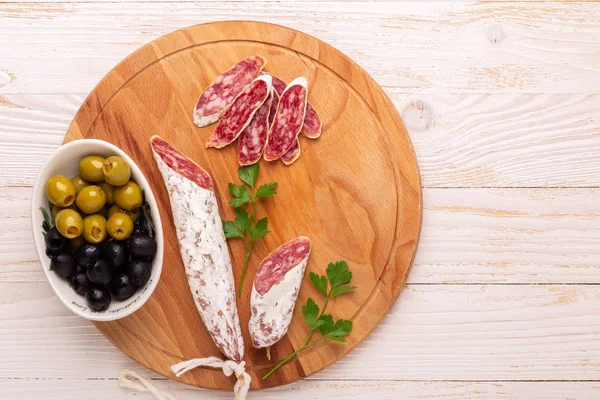 Salami Und Brot Auf Weißem Holzgrund Ansicht Von Oben Kopierraum — Stockfoto