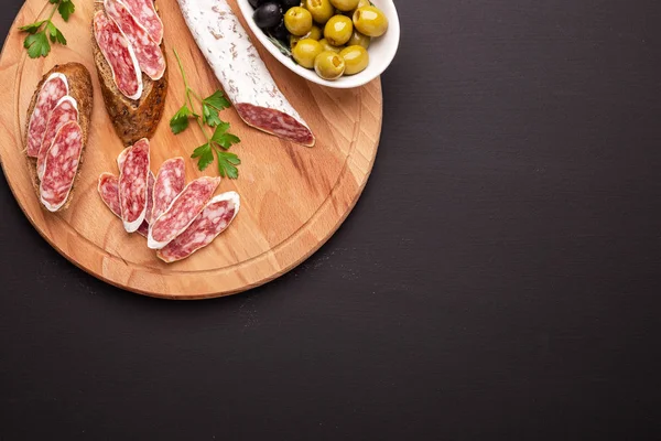 Salami Und Brot Auf Schwarzem Hintergrund Ansicht Von Oben Kopierraum — Stockfoto