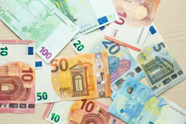 Masanın üzerinde farklı mezheplerin Euro banknot. Üstten görünüm