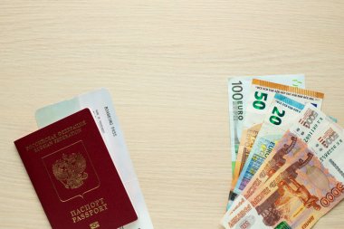 Rus pasaportu, pass ve para masada yatılı. Üstten görünüm. Kopya alanı