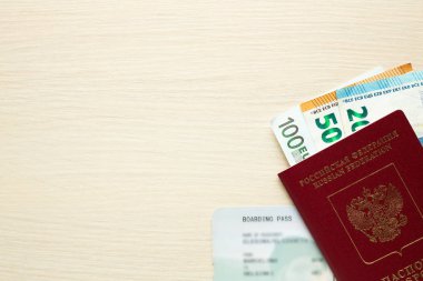 Rus pasaportu, pass ve para masada yatılı. Üstten görünüm. Kopya alanı