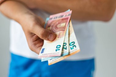 Euro banknot holding adam eller. Seçici odak