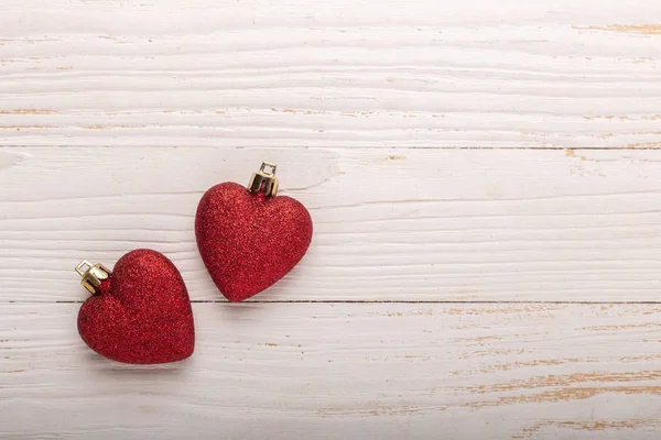 Dos Corazones Rojos Regalos Navidad Sobre Fondo Madera Blanca Vista — Foto de Stock