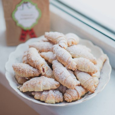 Ev yapımı taze simit plaka üzerinde. Noel kavramı. Vintage renklendirme