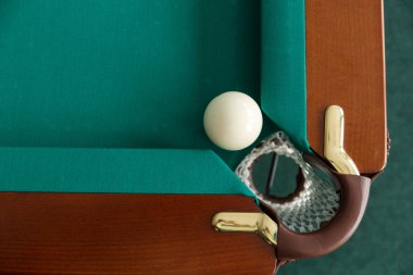 Bilardo masası. Üstten görünüm. Topu cebine alır. Greencloth