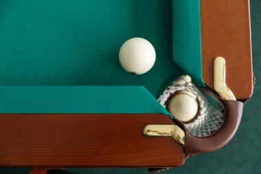 Bilardo masası. Üstten görünüm. Topu cebine alır. Greencloth