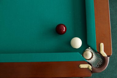 Bilardo masası. Üstten görünüm. Topu cebine alır. Greencloth