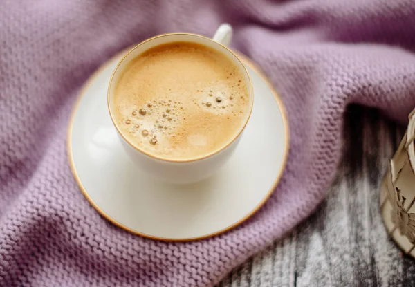 Kubek Gorącej Kawy Zbliżenie Zdjęcie Ciepły Sweter Koncepcja Rano Zima — Zdjęcie stockowe