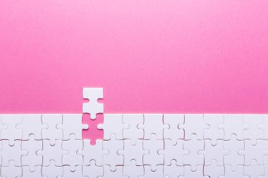 Beyaz pembe arka plan bulmaca. Üstten görünüm