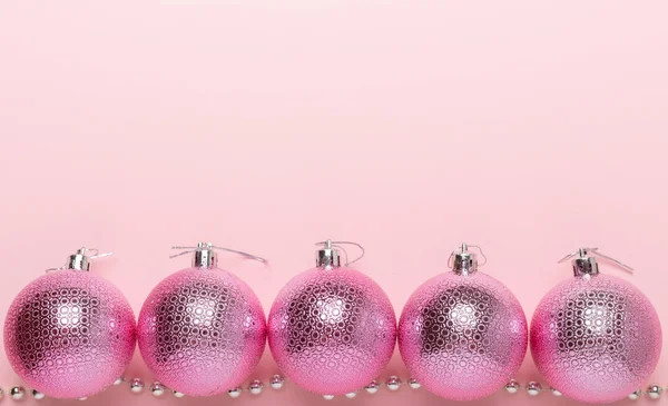 Bolas de Natal rosa em um fundo de papel — Fotografia de Stock