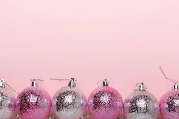 Bolas de Natal rosa e prata em um fundo de papel — Fotografia de Stock