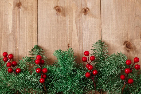 在木质背景下的圣诞冷杉树 红色浆果 质朴的风格 顶部视图 复制空间 — 图库照片