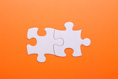 Beyaz turuncu arka plana bulmaca. Eksik parça. Üstten görünüm