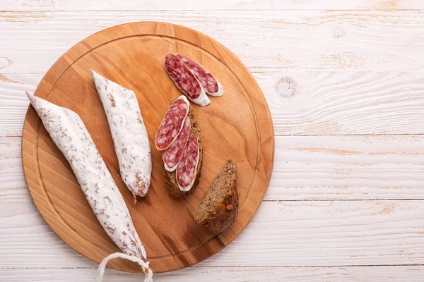 Salami Auf Weißem Holzgrund Ansicht Von Oben Kopierraum — Stockfoto