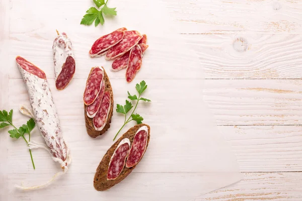 Salami Und Brot Auf Weißem Holzgrund Ansicht Von Oben Kopierraum — Stockfoto