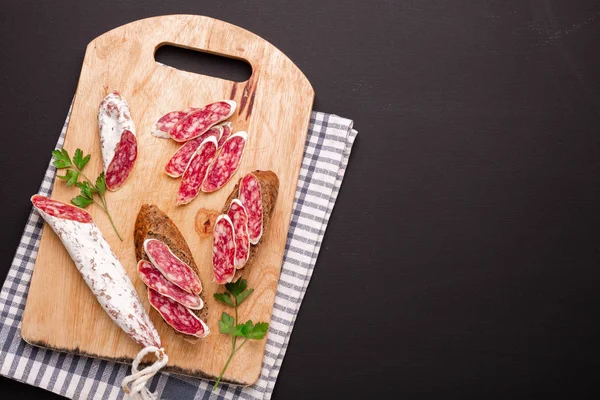 Salami Und Brot Auf Schwarzem Hintergrund Ansicht Von Oben Kopierraum — Stockfoto