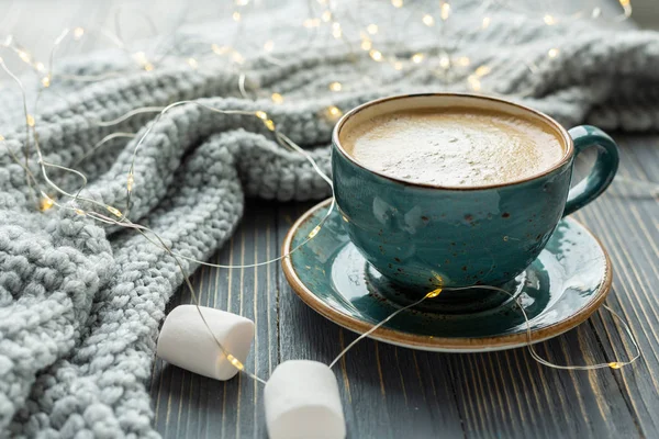 Kopje Koffie Marshmallow Warme Gebreide Trui Houten Ondergrond Warme Lichten — Stockfoto