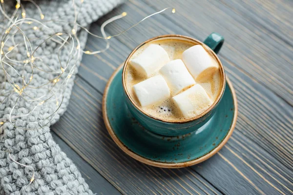 Tasse Kaffee Marshmallow Warmer Strickpullover Auf Holzgrund Warmes Licht Gemütlicher — Stockfoto