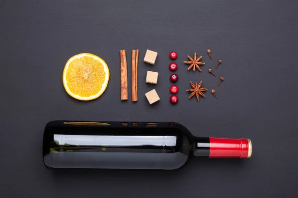 Garrafa Vinho Tinto Especiarias Para Vinho Quente Sobre Fundo Preto — Fotografia de Stock